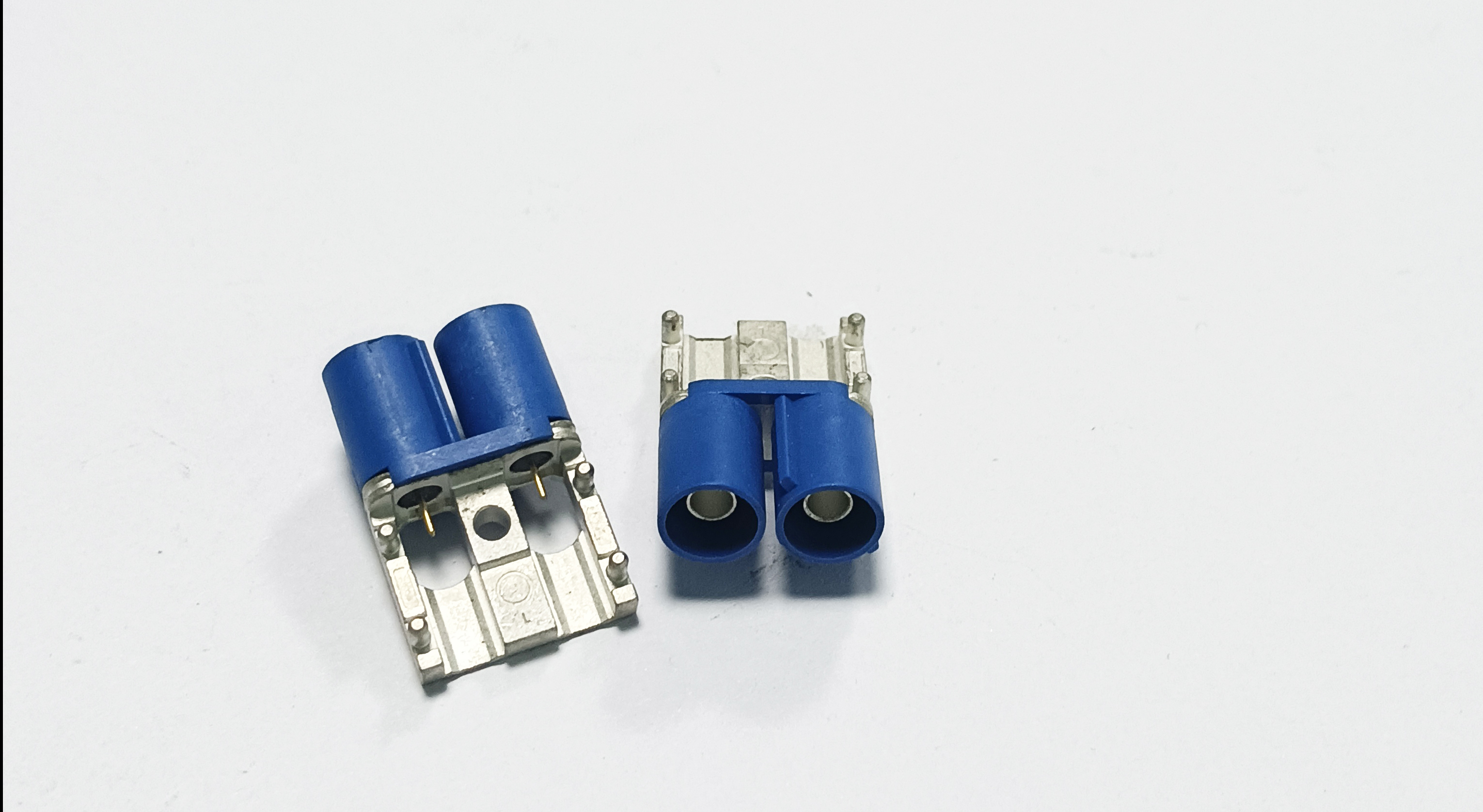 生產FAKRA連接器用什么機器?